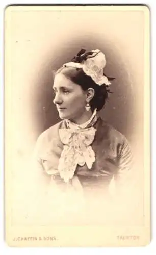 Fotografie J. Chaffin & Sons, Taunton, Bildnis einer Dame in seitlicher Ansicht