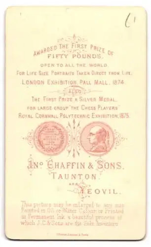 Fotografie J. Chaffin & Sons, Taunton, Bildnis einer Dame in seitlicher Ansicht