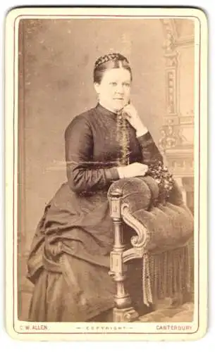 Fotografie C.W. Allen, Canterbury, Hanover Place No.1, Porträt einer sitzenden Dame in dunklem Kleid