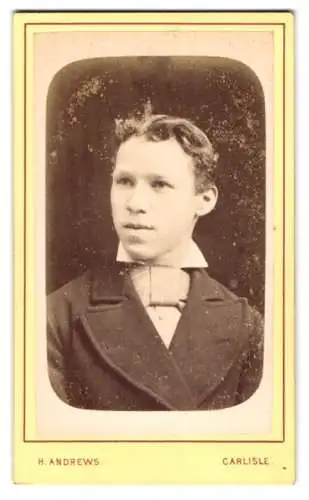 Fotografie H. Andrews, Carlisle, Sheffield Street 46, Portrait eines jungen Mannes