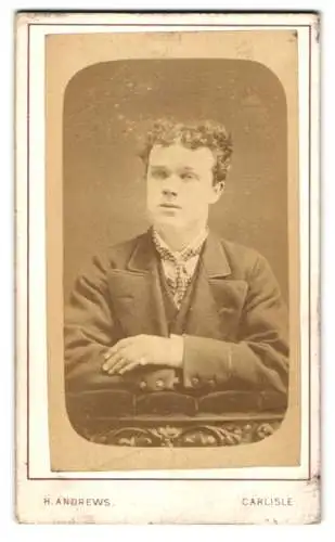 Fotografie H. Andrews, Carlisle, Sheffield Street 46, Porträt eines jungen Mannes in feinem Anzug