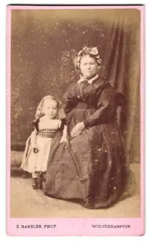 Fotografie E. Haseler, Wolverhampton, Queen Street, Porträt einer Frau mit einem kleinen Mädchen