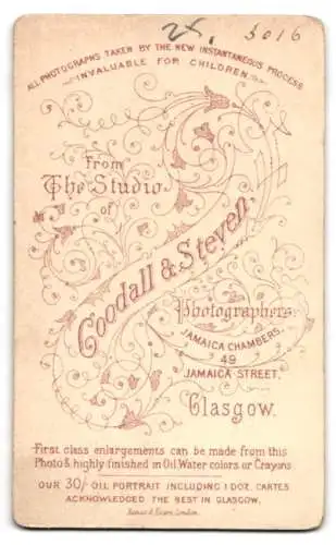 Fotografie Goodall & Steven, Glasgow, Jamaica Street 49, Portrait einer Frau im viktorianischen Kleid