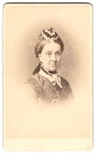 Fotografie G.W. Wilson & Co., Aberdeen, Crown St 22, 24 & 25, Portrait einer älteren Dame