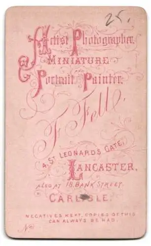 Fotografie F. Fell, Lancaster, St Leonards Gate 4, Dame in eleganter Kleidung mit Pelzhut