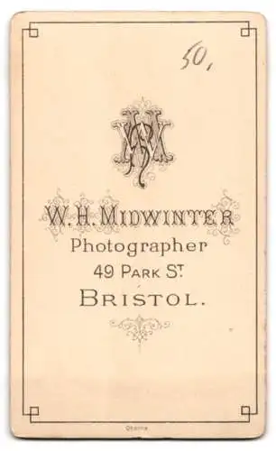 Fotografie W.H. Midwinter, Bristol, 49 Park St, Porträt einer nachdenklichen Dame im Kleid