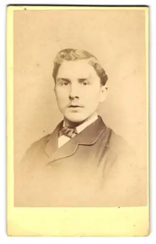 Fotografie C. J. Thompson, Norwich, St. Andrews Broad St., Porträt eines jungen Mannes