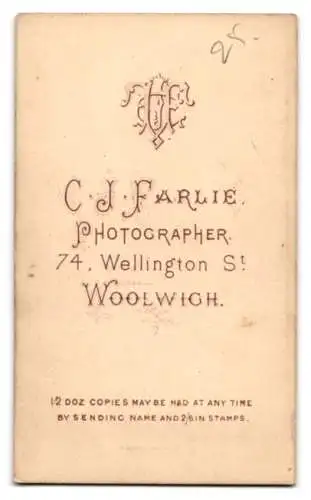 Fotografie C. J. Farlie, Woolwich, Wellington St. 74, Stehende Frau mit Hut und dekorativem Mantel