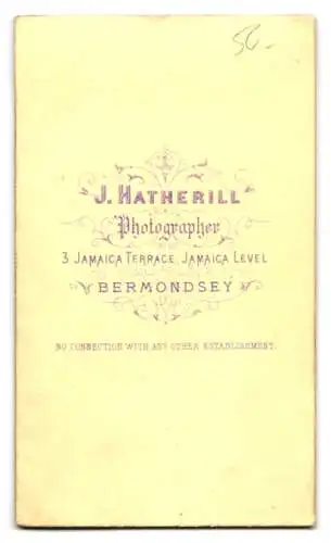 Fotografie J. Hatherill, Bermondsey, Jamaica Terrace 3, Sitzender junger Mann in Anzug