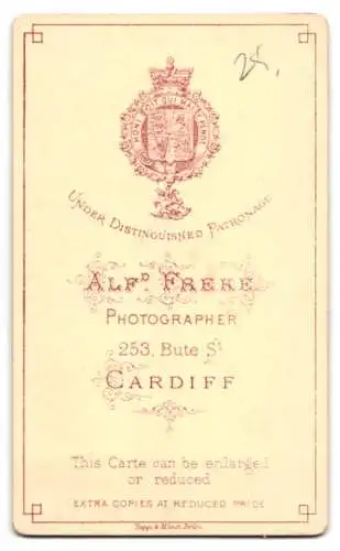Fotografie Alfred Freke, Cardiff, Bute Street 253, Porträt einer Frau mit Kurzhaarfrisur