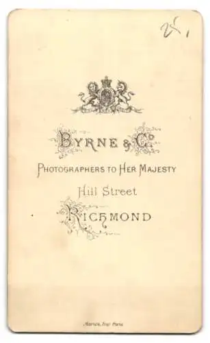 Fotografie Byrne & Co, Richmond, Hill Street, Sitzendes Baby in einem weissen Kleid