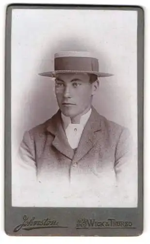 Fotografie J. Johnston, Wick, Market Place, Porträt eines eleganten jungen Mannes mit Strohhut