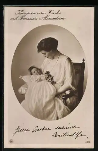 AK Kronprinzessin Cecilie mit Prinzessin Alexandrine auf dem Arm in jungen Jahren