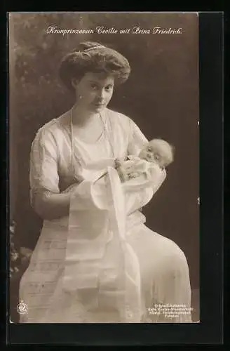 AK Kronprinzessin Cecilie im weissen Kleid mit Prinz Friedrich auf dem Arm