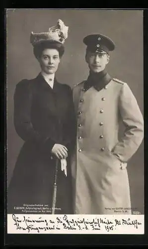 AK Kronprinz Wilhelm von Preussen in Uniform, nebst Gemahlin mit Hut und Stock in der Hand