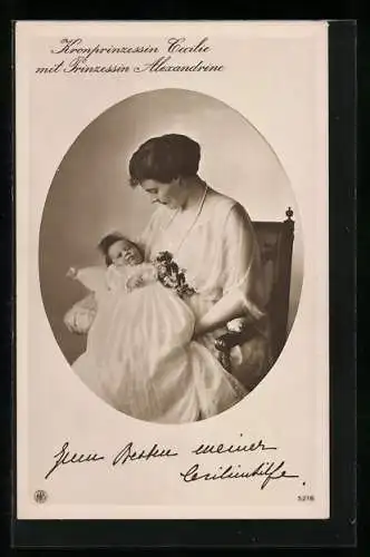 AK Kronprinzessin Cecilie mit Prinzessin Alexandrine auf dem Arm in jungen Jahren