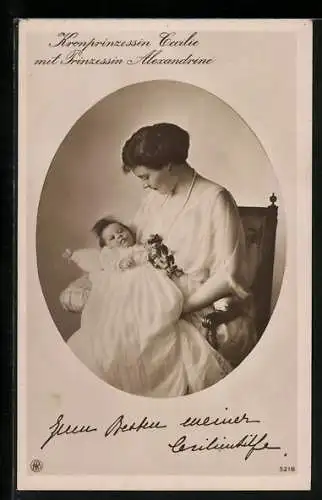 AK Kronprinzessin Cecilie mit Prinzessin Alexandrine auf dem Arm in jungen Jahren