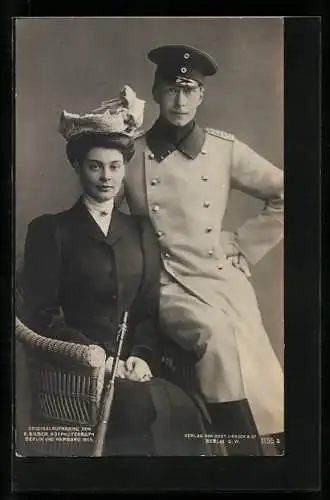 AK Kronprinz Wilhelm und Kronprinzessin Cecilie in feiner Kleidung