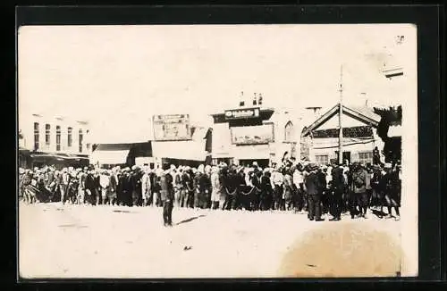 Foto-AK Syrien, Drusenrevolte 1925, Versammelte Menge vor einem Restaurant