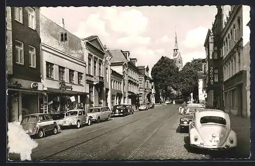 AK Flensburg-Neustadt, Strassenpartie mit VW-Käfer und weiteren Autos