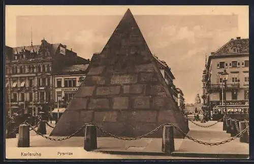 AK Karlsruhe, Blick auf die Pyramide und Geschäfte