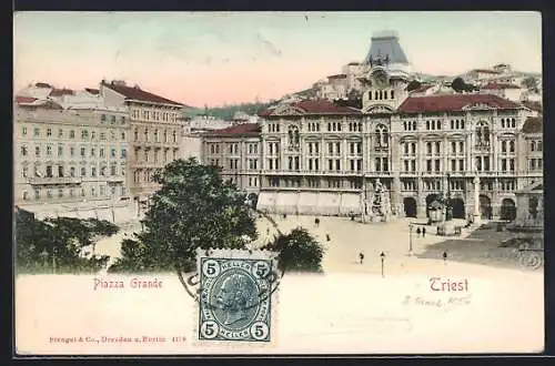 AK Triest, Piazza Grande mit Denkmal und prächtigen Fassaden