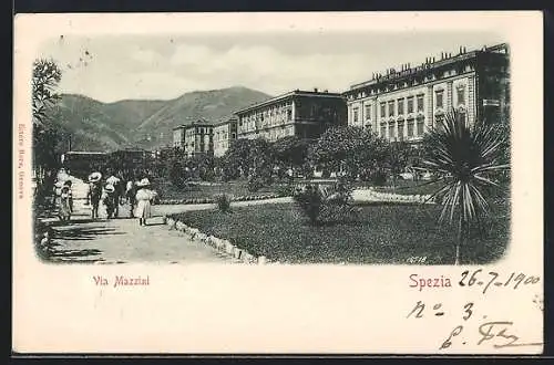 AK Spezia, Via Mazzini mit Anlagen und Spaziergängern