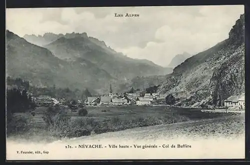 AK Névache, Ville haut, Vue générale, Col de Buffère