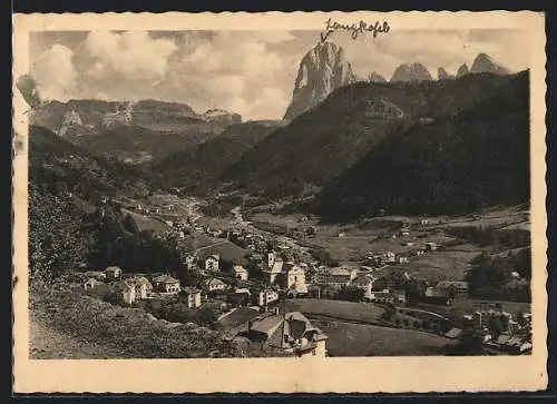 AK St. Ulrich in Groeden, Gesamtansicht mit Sella und Langkofel