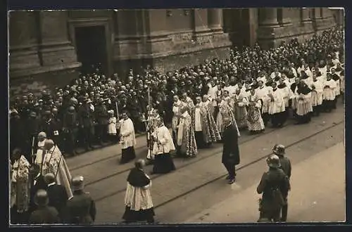 Foto-AK München, Petersplatz, Fronleichnam 1923, Prozessionszug neben der Pfarrkirche St. Peter