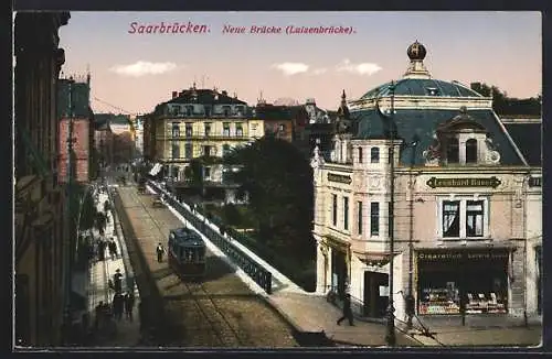 AK Saarbrücken, Neue Brücke (Luisenbrücke), Cigaretten und Lotterie Geschäft, Strassenbahn und Gleise, Leute