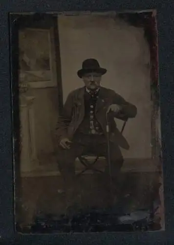 Fotografie Ferrotypie betagter Herr mit Hut & Spazierstock im Foto-Atelier