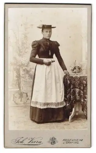 Fotografie Joh. Verra, Rosenheim, Frühlingsstr. 10, junge Dame aus Bayern in Tracht