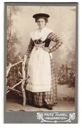 Fotografie Fritz Hugel, Holzkirchen, Dame aus Bayern in Tracht