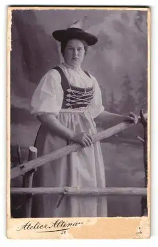 Fotografie Atelier Altinger, Laufen / Salzach, junge Dame in bayerischer Tracht