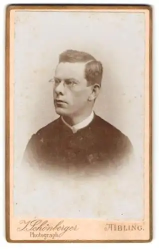 Fotografie J. Schönberger, Bad Aibling, Schmidstrasse 223, Portrait Geistlicher mit Brille