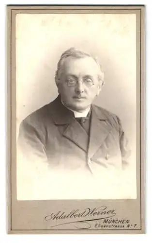 Fotografie Adalbert Werner, München, Elisenstr. 7, Portrait Geistlicher mit Brille