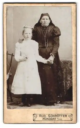 Fotografie Rud. Schrötter, Mühldorf / Inn, Mutter im Sonntagskleid nebst Tochter nach der Konfirmation
