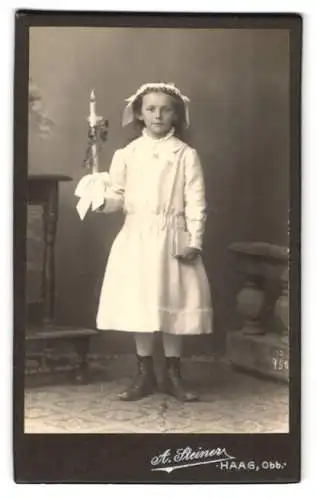 Fotografie A. Steiner, Haag / Obb., Mädchen mit Kerze im weissen Kleid nach der Konfirmation