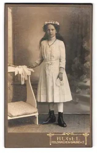 Fotografie Fritz Hugel, Holzkirchen, Mädchen im weissen Kleid zur Konfirmation