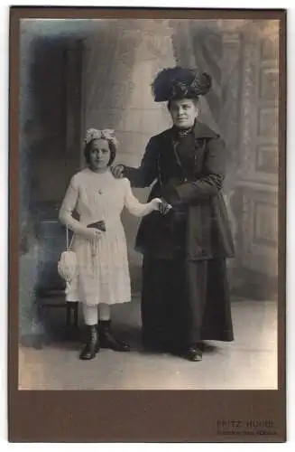 Fotografie Fritz Hugel, Holzkirchen, Grossmutter & Enkeltochter festlich gekleidet zur Konfirmation