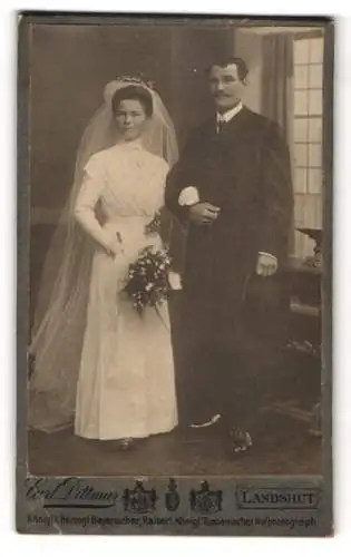 Fotografie Carl Dittmar, Landshut, Hochzeitspaar nach der Trauung festlich gekleidet, Rückseitig Geschätshaus & Atelier