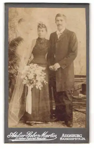 Fotografie Gebr. Martin, Augsburg, Bahnhofstr. 24, Hochzeitspaar nach der Trauung, Braut im dunklen kleid