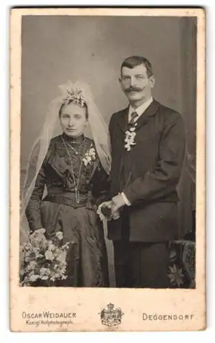 Fotografie Oscar Weidauer, Deggendorf, Bahnhofstrasse, Hochzeitspaar festlich gekleidet, Braut im dunklen Kleid