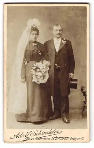 Fotografie Adolf Schindeler, München, Zweigstr. 10, Hochzeitspaar, Braut im dunklen Kleid mit weissem Schleier