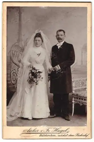 Fotografie Fr. Hugel, Holzkirchen, Hochzeitspaar vor Studiokulisse nach der Trauung