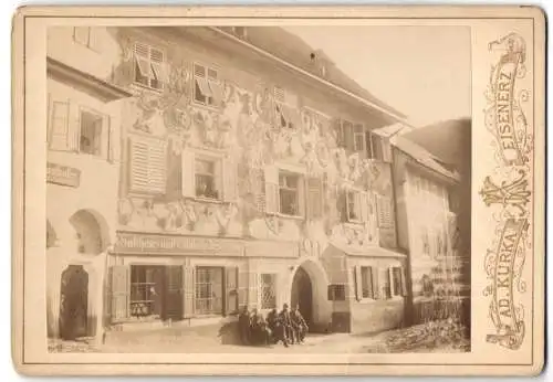 Fotografie Ad. Kurka, Eisenerz, Ansicht Eisenerz, Gasthaus, Stammgäste vor dem Etablissement