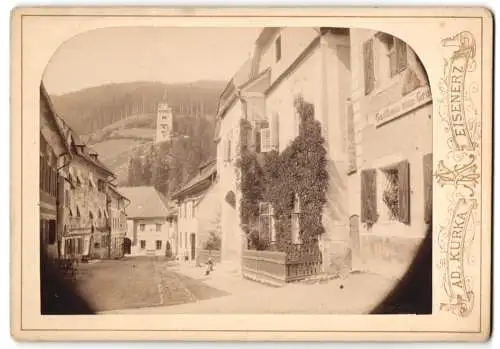 Fotografie Ad. Kurka, Eisenerz, Ansicht Eisenerz, Strassenansicht mit Gasthaus