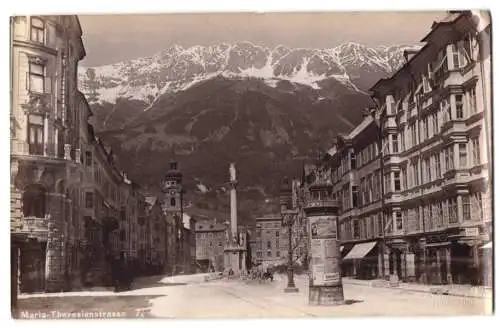 Fotografie Fritz Gratl, Innsbruck, Ansicht Innsbruck, Maria-Theresienstrasse, Litfasssäule und Geschäftshäuser