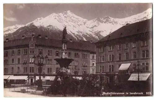 Fotografie Fritz Gratl, Innsbruck, Ansicht Innsbruck, Rudolfsbrunnen & Ladengeschäfte am Platz